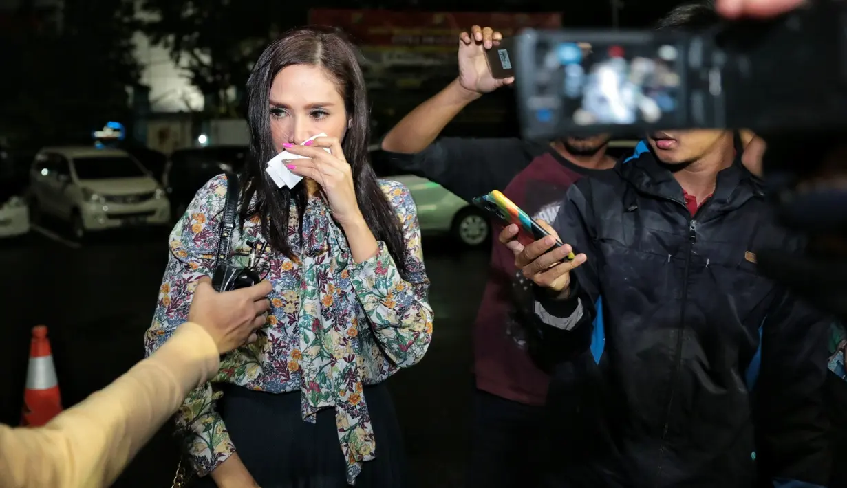 Jelang tengah malam, sang istri Mulan Jameela juga terlihat datang di Polres. Penyanyi itu mengaku kedatangannya guna memberikan dukungan moril pada suami yang telah memberikan dua orang anak itu. (Adrian Putra/Bintang.com)