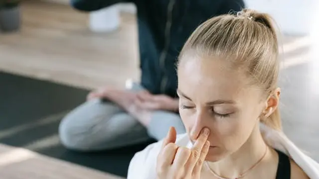 Melakukan Pernafasan Bibir