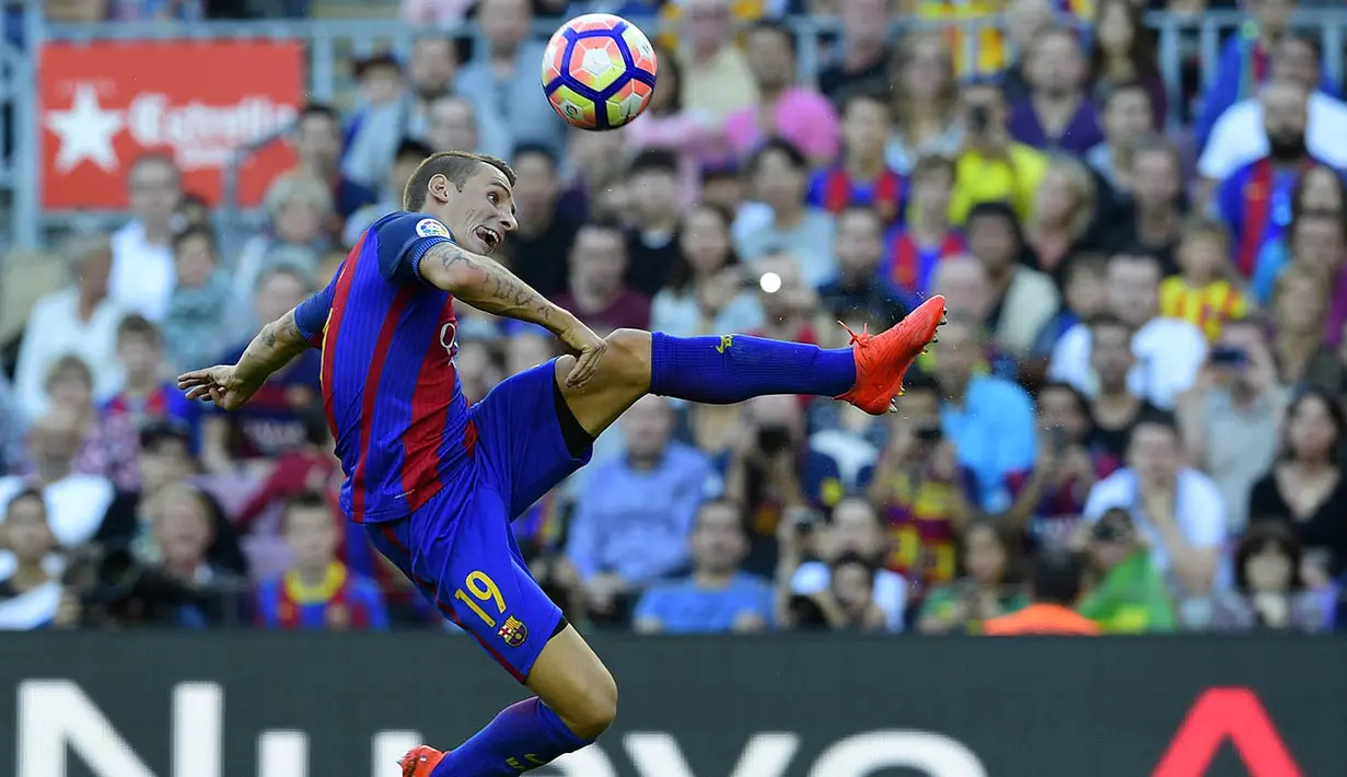 Bek Barcelona, Lucas Digne, berusaha membuang bola saat melawan Deportivo pada laga La Liga di Stadion Nou Camp, Barcelona, Sabtu (15/10/2016). Barcelona menang 4-0 atas Deportivo. (AFP/Lluis Gene)