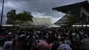 <p>Pemain asal Argentina itu langsung disambut meriah oleh lebih dari 20 ribu penggemar saat memasuki stadion dan disebut sebagai 'pemain nomor 10 terbaik di dunia'. (AP Photo/Rebecca Blackwell)</p>
