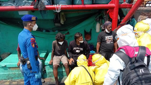 Nakes Periksa Kesehatan Awak Kapal. (Selasa, 06/08/2024). (Polda Banten).