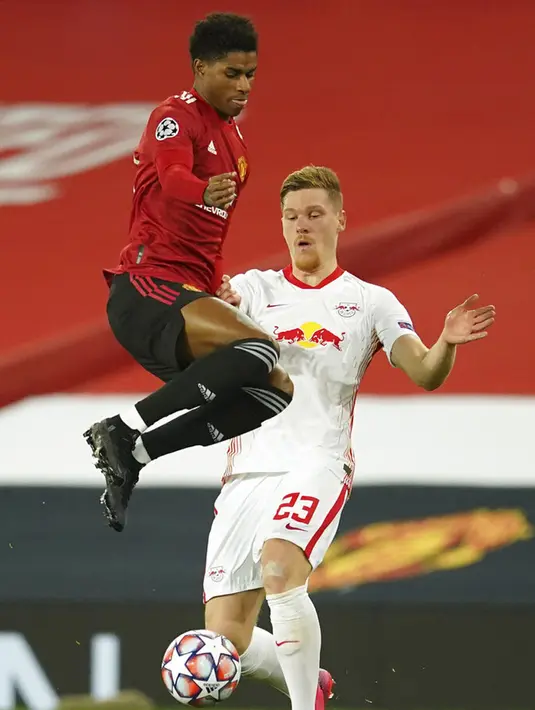 Pemain Manchester United Marcus Rashford (kiri) berebut bola dengan pemain RB Leipzig Marcel Halstenberg pada pertandingan Grup H Liga Champions di Stadion Old Trafford, Manchester, Inggris, Rabu (28/10/2020. Manchester United menang 5-0, Marcus Rashford cetak hattrick. (AP Photo/Dave Thompson)