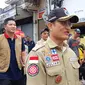 Menteri Sosial Juliari Peter Batubara meninjau lokasi banjir  Kampung Pulo, Jatinegara Barat, Jakarta Timur, Kamis (2/1/2020) siang. (Liputan6.com/Fachrur Rozie)