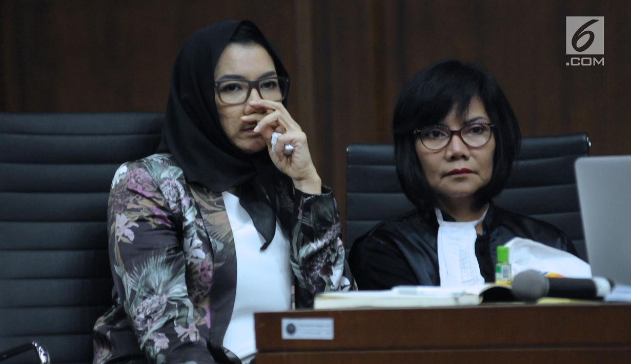 Terdakwa gratifikasi dan suap pemberian izin lokasi perkebunan kelapa sawit, Rita Widyasari (kiri) menyimak keterangan saksi pada sidang di Pengadilan Tipikor, Jakarta, Selasa (3/4). Sidang mendengar keterangan saksi. (Liputan6.com/Helmi Fithriansyah)