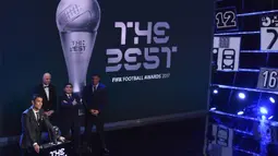 Bintang Real Madrid, Cristiano Ronaldo,memberi sambutan saat menerima trofi pemain terbaik FIFA 2017 di London, Senin (23/10/2017) Ronaldo berhasil mengalahkan Lionel Messi dan Neymar yang juga menjadi nominasi. (AFP/Ben Stansall)