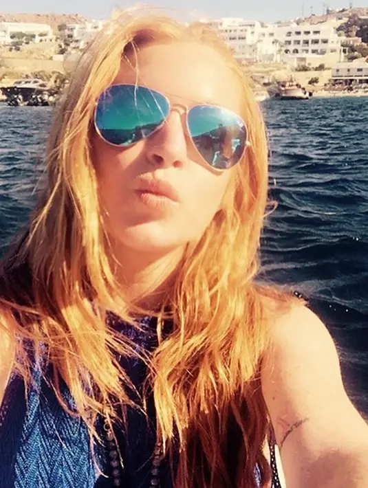 Tak hanya itu saja, gadis berambut blonde ini sedang mengaku tengah mencari jati diri sesungguhnya. (Instagram/Bintang.com)