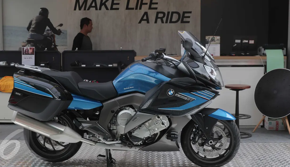 Salah satu line-up produk yang ditampilkan di BMW Pop-Up Container yakni K 1600 GT Sport, Jakarta, Senin (21/3/2016). Motor kelas touring tersebut hanya dijual satu unit di Indonesia. (Liputan6.com/Angga Yuniar)
