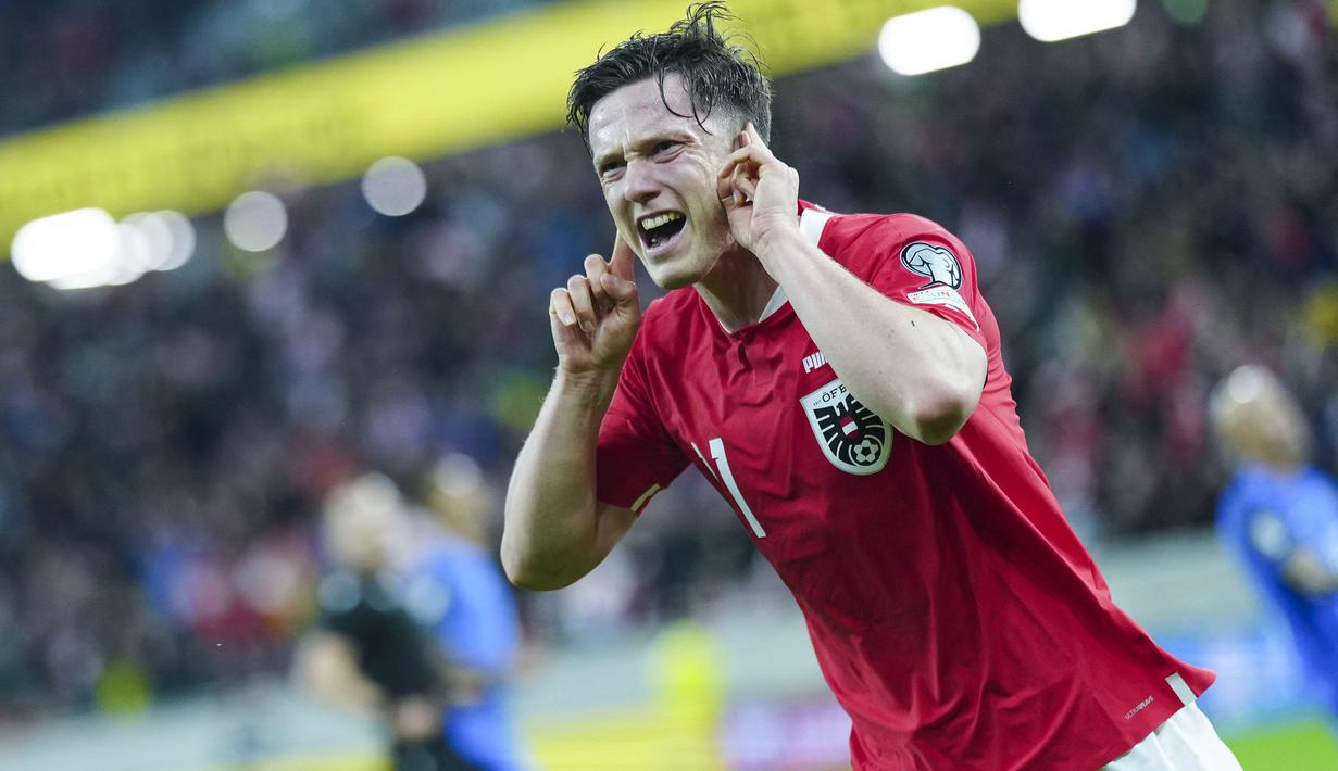 Selebrasi striker Austria, Michael Gregoritsch setelah menjebol gawang Azerbaijan pada laga kualifikasi Euro 2024 Grup F di Raiffeisen Arena Stadium, Linz, Austria (24/3/2023). Michael Gregoritsch total mencetak dua gol bagi Austria dalam dua laga kualifikasi Euro 2024. Satu gol dilesakkan ke gawang Azerbaijan saat menang 4-1, sementara di laga kedua menghadapi Estonia ia juga menyumbang satu gol saat menang 2-1. (AFP/APA/Eva Manhart)