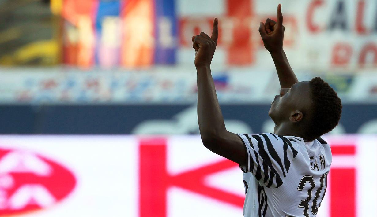 Penyerang Juventus, Moise Kean, melakukan selebrasi usai mencetak gol ke gawang Bologna pada giornata terakhir Liga Italia Serie A 2016-2017 di Stadion Renato Dall'Ara, Minggu (28/5/2017). Juventus menang 2-1. (EPA/Giorgio Benvenuti)