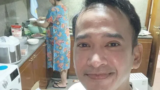 Potret Kesederhanaan Sarwendah, Cuci Baju Hingga Jajan Pinggir Jalan