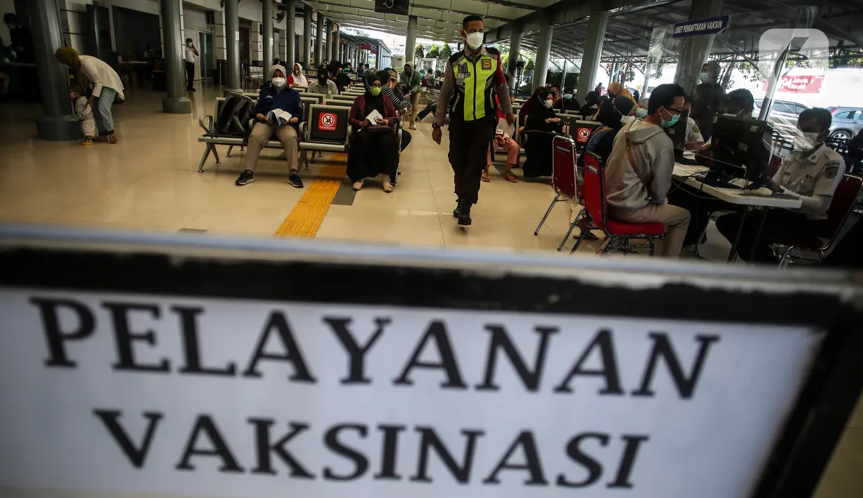 Calon penumpang kereta antre untuk menerima suntikkan vaksin COVID-19 di Stasiun Pasar Senen, Jakarta, Minggu (4/7/2021). PT Kereta Api Indonesia Daop 1 Jakarta membuka layanan vaksinasi Covid-19 bagi penumpangnya di Stasiun Gambir dan Pasar Senen mulai Sabtu, 3 Juli 2021. (Liputan6.com/Johan Tallo)