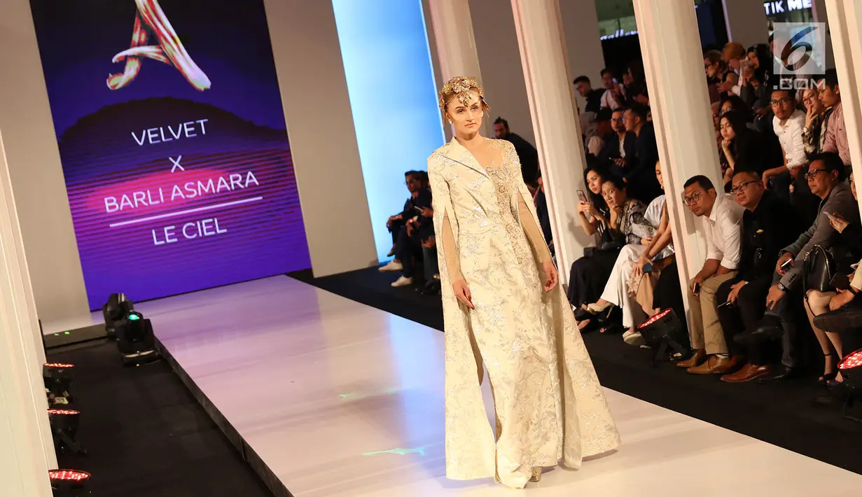 Model memperagakan busana dalam gelaran Fashion Nation 2018 di Senayan City, Jakarta, Senin (16/4). Dulux mempersembahkan inspirasi Dulux Ambiance, sebuah personalisasi warna dan efek tekstur di Fashion Nation 2018. (Liputan6.com/Immanuel Antonius)
