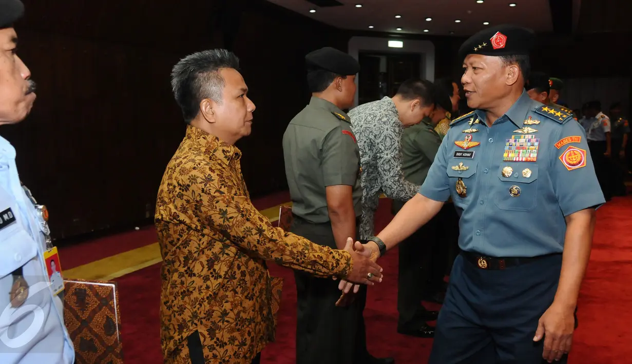 Kasum TNI, Laksamana Madya TNI Didit Herdiawan menyalami mitra pengadaan barang dan jasa usai penandatanganan kontrak di Mabes TNI, Jakarta, Jumat (29/1/2016). 389 kontrak ditandatangani dengan nilai Rp 5,954 triliun. (Liputan6.com/Helmi Fithriansyah)