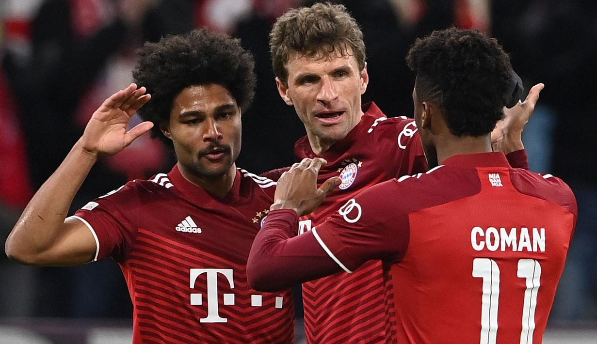 Pada menit ke-31, Bayern Munchen kembali mencetak gol. Memanfaatkan serangan balik cepat, Serge Gnabry (kiri) berhasil membuat The Bavarian menjadi tim pertama yang mencetak empat gol di babak pertama pada fase knock out Liga Champions. (AFP/Christof Stache)