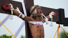 Wilfredo Salvador meringis setelah dia dipaku pada kayu salib saat memperagakan kembali penderitaan Yesus Kristus sebagai bagian dari ritual Jumat Agung di Desa San Pedro, Cutud, Provinsi Pampanga, Filipina, Jumat (7/4/2023). Penyaliban di kehidupan nyata, tradisi Jumat Agung berdarah yang ditolak oleh gereja Katolik, dilanjutkan di desa pertanian ini setelah jeda tiga tahun karena pandemi virus corona COVID-19. (AP Photo/Aaron Favila)