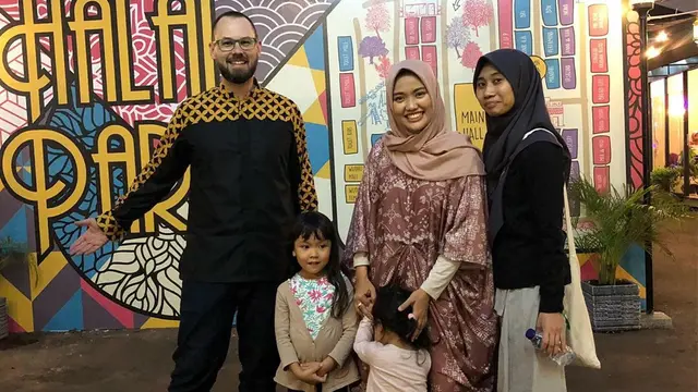 Peter Gould - Barbie Muslimah 'Salam Sisters'