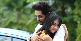 Aktor asal India, Shakti Arora menjalani proses syuting untuk film televisi (FTV) yang akan ditayangkan Indosiar. Shakti beradu akting dengan pesinetron asal Indonesia, Rini Yulianti. (Adrian Putra/Bintang.com)