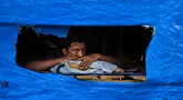 Dalam foto yang diambil pada 19 Juni 2024 ini, seorang pria beristirahat di tempat penampungan pengungsi Rohingya di pantai Kulee, di Kabupaten Pidie, provinsi Aceh. (CHAIDEER MAHYUDDIN/AFP)