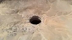 Pemandangan udara yang diambil pada 6 Juni 2021 menunjukkan Sumur Barhout yang dikenal sebagai Sumur Neraka di gurun Provinsi Al-Mahra Yaman. Sumur Neraka lebih dekat ke perbatasan dengan Oman daripada ke Ibu Kota Sanaa yang berjarak 1.300 kilometer (800 mil). (AFP)