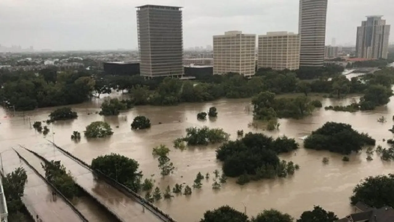 Badai Harvey dan hujan deras yang menyertai menyebabkan banjir bandang di Houston, Harris County, Texas, Amerika Serikat (Twitter/@Caroleenam)