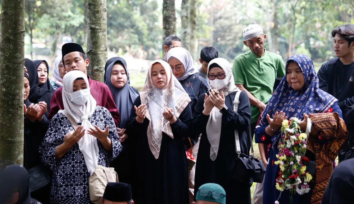 Beberapa selebriti hadir mengantarkan Taufik Lala, diantaranya ada Bang Tigor, Bopak Castello, Opie Kumis, Said Bajuri.  Suasana haru menyelimuti prosesi pemakaman. [Foto: Bayu Herdianto/KapanLagi.com]