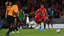 Gelandang Manchester United, Paul Pogba, dijatuhkan di kotak penalti saat melawan Wolverhampton pada laga Premier League di Stadion Molineux, Wolverhampton, Senin (19/8). Kedua klub bermain imbang 1-1. (AFP/Paul Ellis)