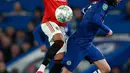 Gelandang Manchester United, Jesse Lingard berebut bola dengan pemain Chelsea, Jorginho dalam babak keempat Carabao Cup di Stamford Bridge, Rabu (30/10/2019). MU melaju ke perempat final Carabao Cup setelah membekuk Chelsea 2-1. (AP/Ian Walton)