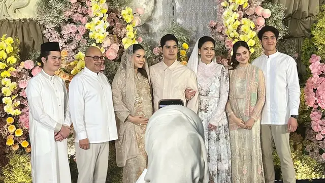 Syifa Hadju di Pengajian Tujuh Bulanan Alyssa Daguise pakai lace dress. [@kunmbr_12]