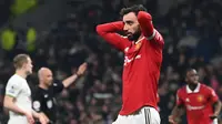 Reaksi kecewa pemain Manchester United, Bruno Fernandes saat laga pekan ke-33 Liga Inggris 2022/2023 melawan Tottenham Hotspur di Tottenham Hotspur Stadium, London, Jumat (28/04/2023) WIB. Laga berakhir dengan skor 2-2. (AFP/Glyn Kirk)