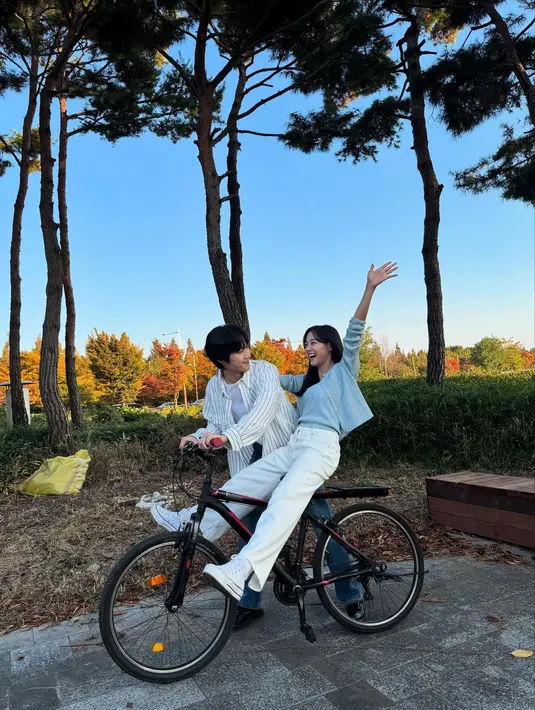 <p>Kim Se Jeong dan Lee Jong Won juga tampak akrab di lokasi syuting. Mereka terlihat sangat kompak dan berteman baik. (Foto: Instagram/ clean_0828)</p>