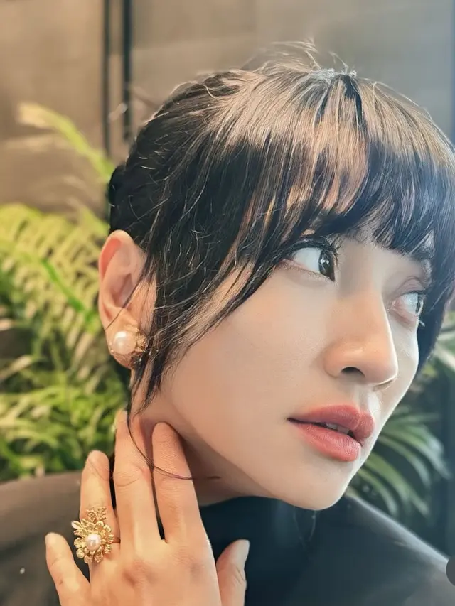 Hesti Purwadinata tampil dengan perhiasaan lokal di Acara K Drama Tempest di Korea Selatan. [@hestipurwadinata]