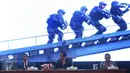 Presiden Joko Widodo (tengah) di diampingi Menkopolhukam Wiranto (kiri) dan Kaplro Jendral Tito Karnavian menghadiri acara Rapim Polri 2017, Jakarta, Rabu (25/1). Rapim Polri 2017 dilangsungkan pada tanggal 25-27 Januari 2017. (Liputan6.com/Johan Tallo)