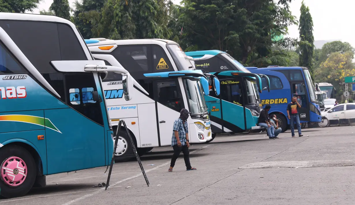 Sejumlah bus AKAP terparkir di terminal Kalideres, Jakarta Barat, Kamis (30/7/2020). Pemerintah Provinsi DKI Jakarta  mencabut syarat wajib surat izin keluar masuk (SIKM) bagi pengguna transportasi umum jarak jauh membawa angin segar di industri transportasi darat. (Liputan6.com/Angga Yuniar)