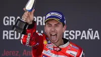 Wajah kebahagiaan pembalap Ducati, Jorge Lorenzo usai merebut podium ketiga MotoGP Spanyol 2017 di Sirkuit Jerez. (CRISTINA QUICLER / AFP)
