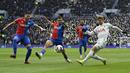 Pemain Tottenham, Timo Werner (kanan) melepaskan umpan silang dibayangi sejumlah pemain Crystal Palace pada laga lanjutan Liga Inggris 2023/2024 di Tottenham Hotspur Stadium, London, Inggris, Sabtu (02/03/2024) malam WIB. (AFP/Justin Tallis)