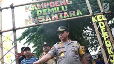 Kapolda Metro Jaya Irjen Gatot Eddy Pramono meninjau persiapan tempat pemungutan suara (TPS) di Kampoeng Pemilu Nusantara, Depok, Jawa Barat, Selasa (16/4). Peninjauan tersebut untuk memastikan persiapan dan keamanan penyelenggaraan pemilu serentak 17 April 2019. (Liputan6.com/Immanuel Antonius)