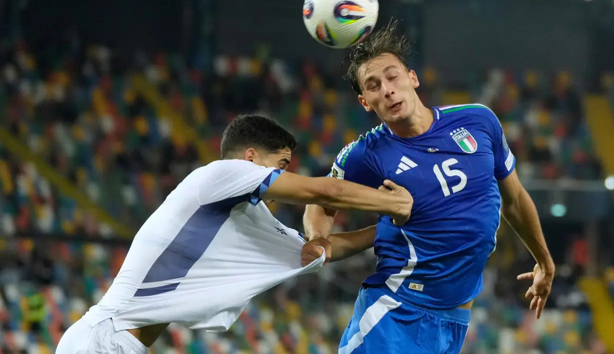 Pemain Italia, Pio Esposito (kanan) melompat berebut bola dengan Or Blorian dari Israel selama pertandingan Grup I Kualifikasi Piala Dunia 2026 zona Eropa di Stadion Bluenergy, Udine, Italia, Selasa 14 Oktober 2025 waktu setempat atau Rabu (15/10/2025) dini hari WIB. (AP Photo/Luca Bruno)