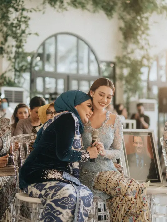 Ada momen haru, di mana Aaliyah Massaid duduk di tengah, di antara Reza Artamevia dan foto sang ayah, Adjie Massaid. [Foto: Instagram/morden.co]