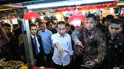 Presiden Joko Widodo (Jokowi) melakukan kunjungan kerja selama dua hari ke Malaysia. (AFP/Mohd Rasfan)
