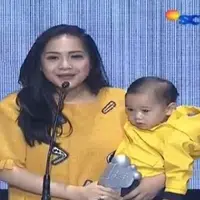 Nagita Slavina mewakili Rafathar untuk menerima trofi kemenangan ISMA 2K16. (Twitter @SCTV_)