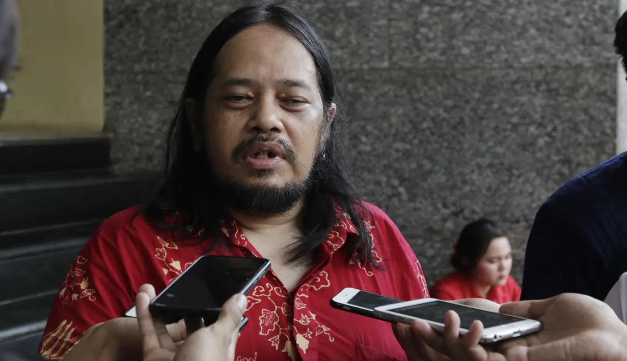 Aktivis Indonesia Football Community, Ignatius Indro, memberikan keterangan saat menyambangi Polda Metro Jaya, Jakarta, Jumat (28/12). Mereka menyatakan mendukung Satgas Anti Mafia Sepak Bola memberantas mafia sepak bola. (Bola.com/M Iqbal Ichsan)