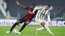 Pemain AC Milan, Fikayo Tomori, berebut bola dengan striker Juventus, Cristiano Ronaldo, pada laga Liga Italia di Stadion Allianz, Senin (10/5/2021). AC Milan menang dengan skor 3-0. (Spada/LaPresse via AP)