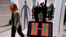 Penumpang melewati Mesin detektor full body terbaru di Bandara Cologne-Bonn Konrad Adenaue, Jerman (15/11). Mesin ini akan secara otomatis mendeteksi benda-benda yang berpotensi bahaya. (REUTERS/Wolfgang Rattay)