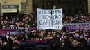 Suporter Fiorentina membentangkan syal saat mengantar jenazah kapten Fiorentina Davide Astori pada upacara pemakaman di Florence, Italia (8/3). Davide Astori meninggal pada usia 31 tahun. (AP Photo/Alessandra Tarantino)