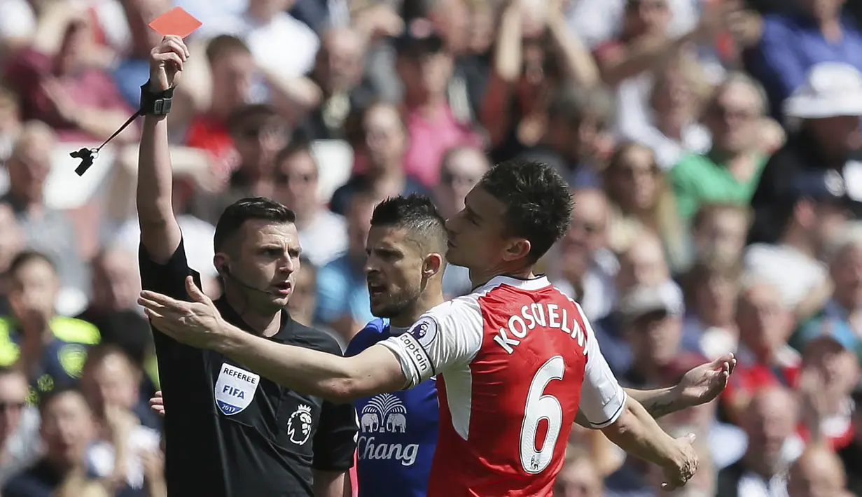 Bek Arsenal, Koscielny, mendapat kartu merah saat bertanding melawan Everton pada laga Premier League, di Stadion Emirates, Minggu (21/5/2017).  Arsenal menang 3-1. (AP/Tim Ireland)