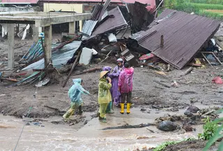 Daerah terdampak meliputi Padang Pariaman, Kota Padang, Kabupaten Agam, Pesisir Selatan, Solok, Kota Pariaman, Pasaman Barat, Bukittinggi, serta beberapa kota/kabupaten lain yang juga mengalami banjir, longsor, hingga kerusakan infrastruktur. Banyak rumah warga terendam, akses jalan terputus, dan sejumlah fasilitas publik rusak akibat intensitas hujan ekstrem. Tampak dalam foto, warga memeriksa rumah-rumah yang rusak akibat banjir di Malalak, Sumatera Barat, Indonesia, Kamis, 27 November 2025. (AP Photo/Ade Yuandha)