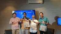 Narasumber diskusi publik Kopisains: The Spirit of Quantum dan petinggi penyelenggara acara di Jakarta. (Dari kiri ke kanan) Achmad Firdaus Pemimpin Redaksi Medcom.id, Ketua Kelompok Riset Fisika Kuantum, Magnetik dan Ionik, Dr. Adam Badra Cahaya, B.Sc., M.Sc., Guru Besar Fisika Teori IPB University, Prof. Dr. Husein Alatas, M.Si., Direktur Diseminasi dan Pemanfaatan Sains dan Teknologi, Direktorat Jenderal Sains dan Teknologi Kemendiktisaintek, Prof. Dr. Eng. Yudi Darma, M.Si. Liputan6.com/Matahari Kartika Purusakara.