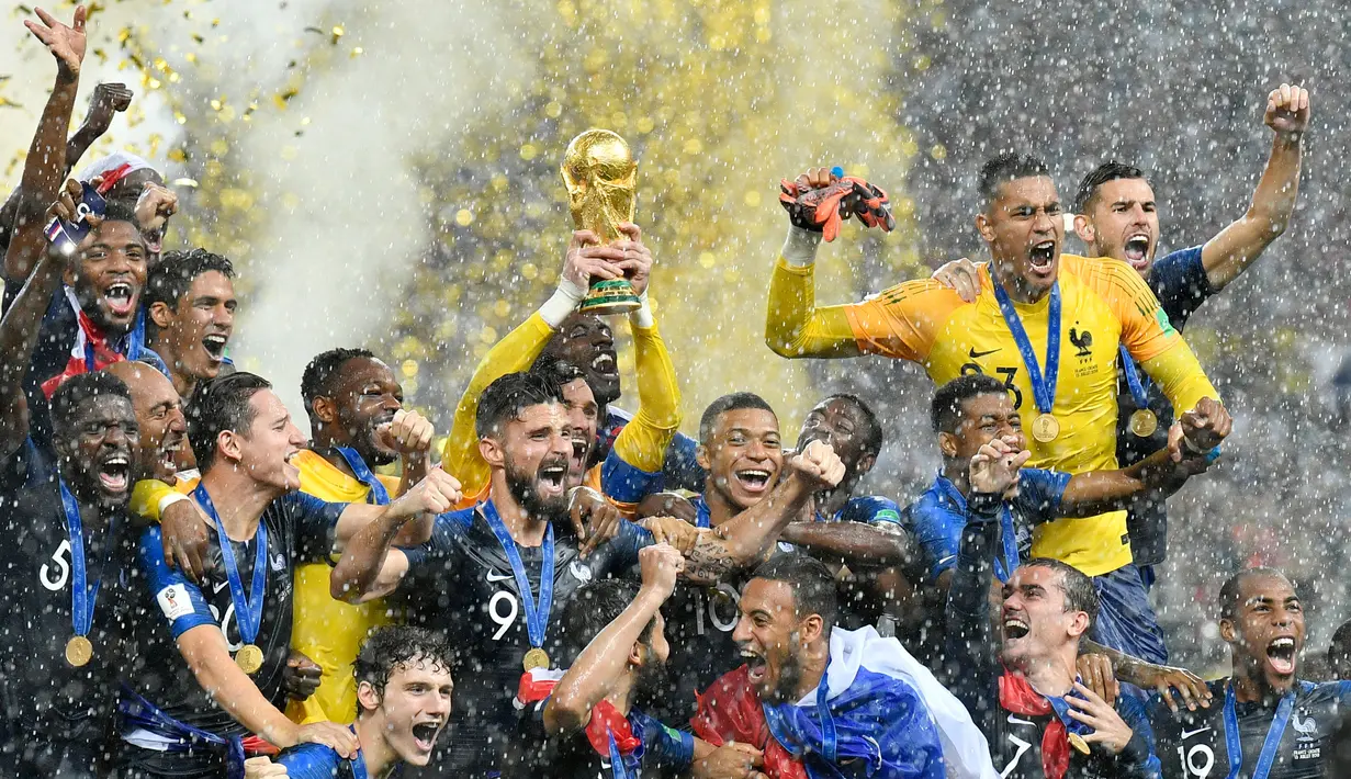 Kiper timnas Prancis, Hugo Lloris mengangkat trofi Piala Dunia 2018 saat merayakan gelar juara setelah mengalahkan Kroasia pada  laga final di Luzhniki Stadium, Minggu (15/7). Prancis membekuk Kroasia dengan skor akhir 4-2. (AP Photo/Martin Meissner)