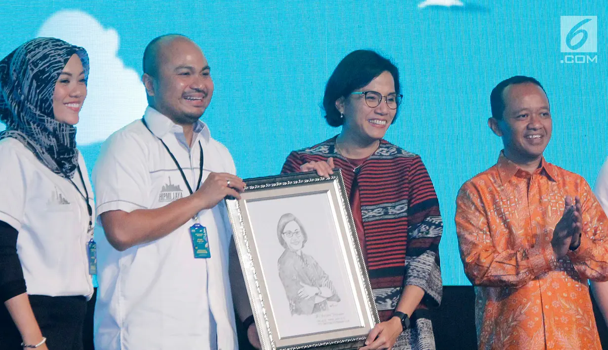 Ketum Badan Pengurus Daerah (BPD) HIPMI Jaya Afifudin Suhaeli Kalla memberikan gambar sketsa kepada Menteri Keuangan Sri Mulyani pada pembukaan Diklatda HIPMI Jaya 2019 di Jakarta, Rabu (27/2). (Liputan6.com/HO/Dodi)