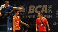 Richard Mainaky (kanan) terlihat kesal dengan wasit karena keputusannya yang memberikan poin bagi  pasangan Denmark Kim Astrup/Line Kjaersfeldt saat melawan Tontowi Ahmad/Liliyana Natsir pada laga Indonesia Open 2016 di Istrora Senayan, Jakarta, Kamis